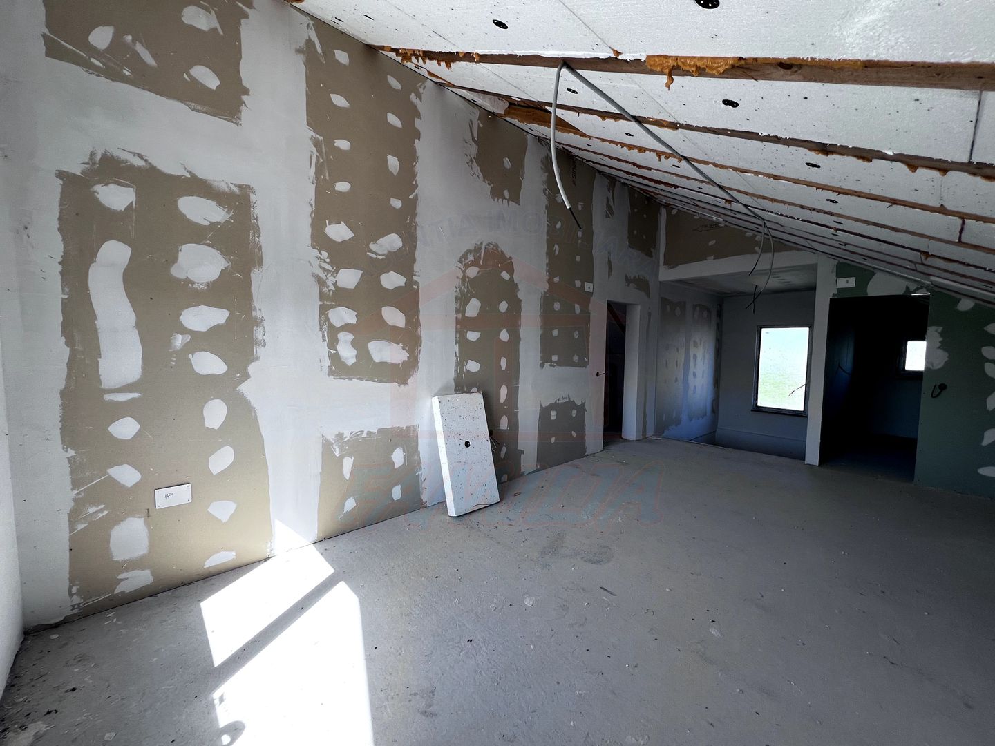 Vanzare casa P+M in Sendreni( in spatele Primariei), pret 99 000 euro - Poză 13