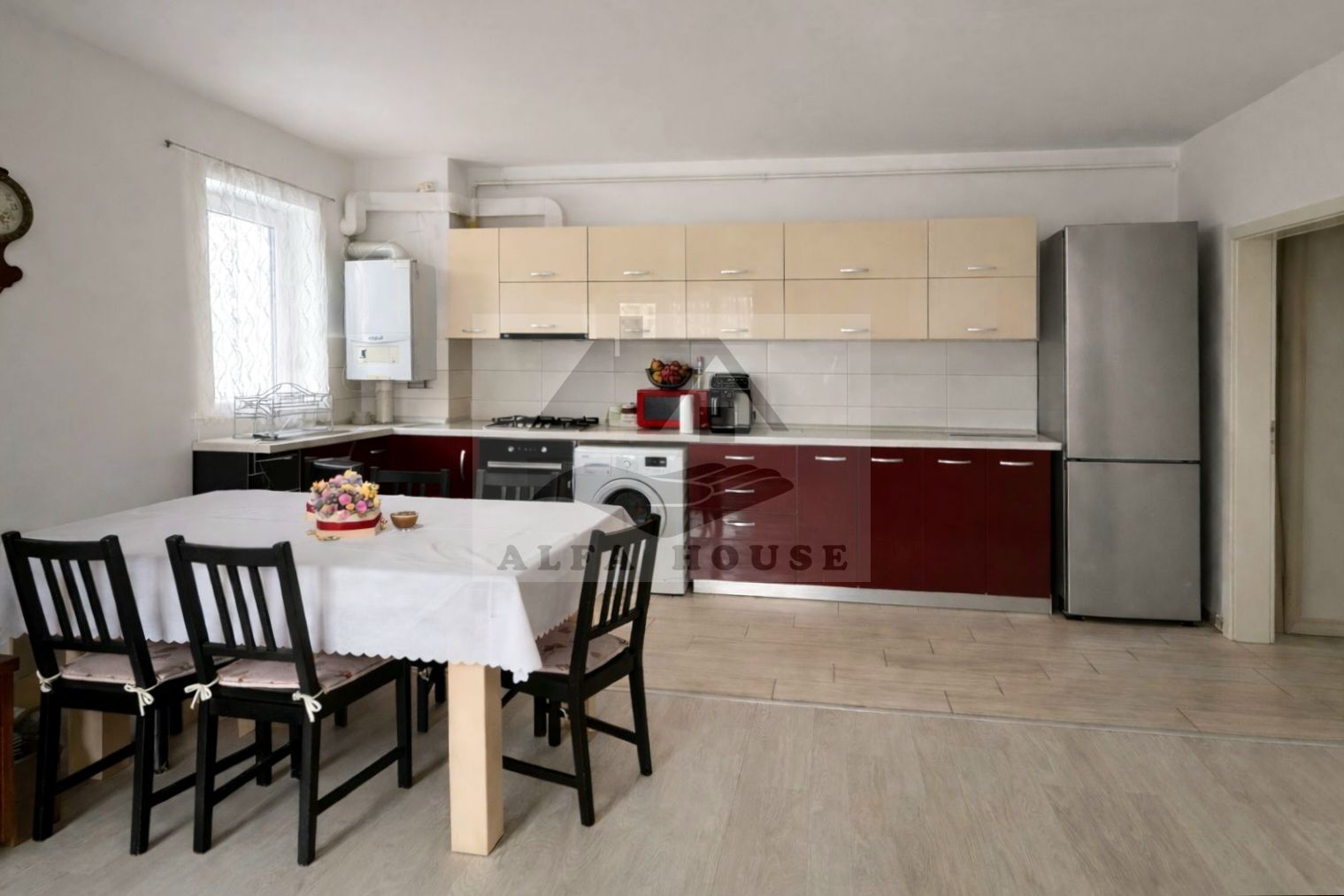 Apartament cu trei camere - locatie TOP , zona CORESI - Poză 2