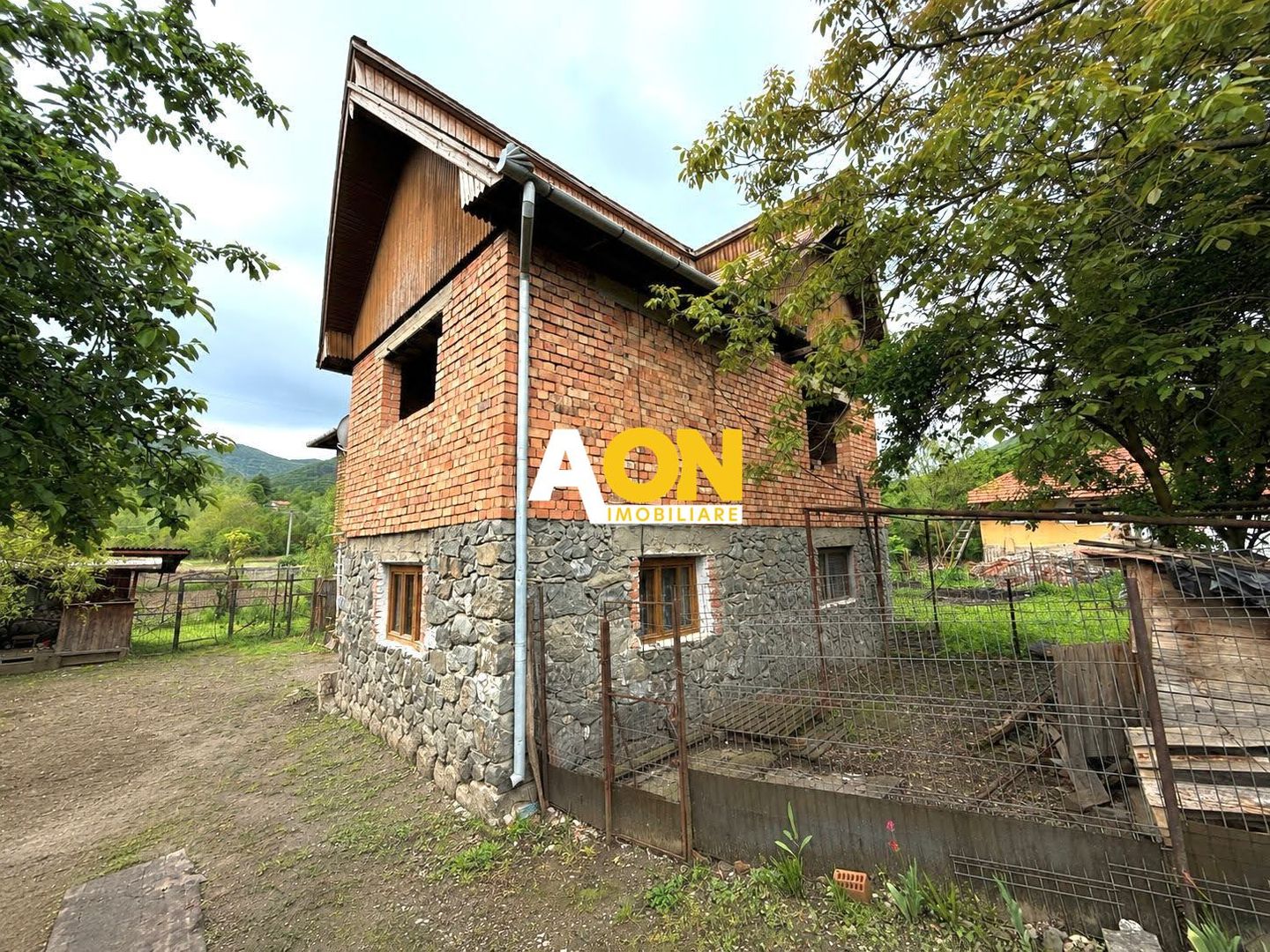 Casă cu 7 camere de vânzare în Meteș, 810 mp teren - Poză 1