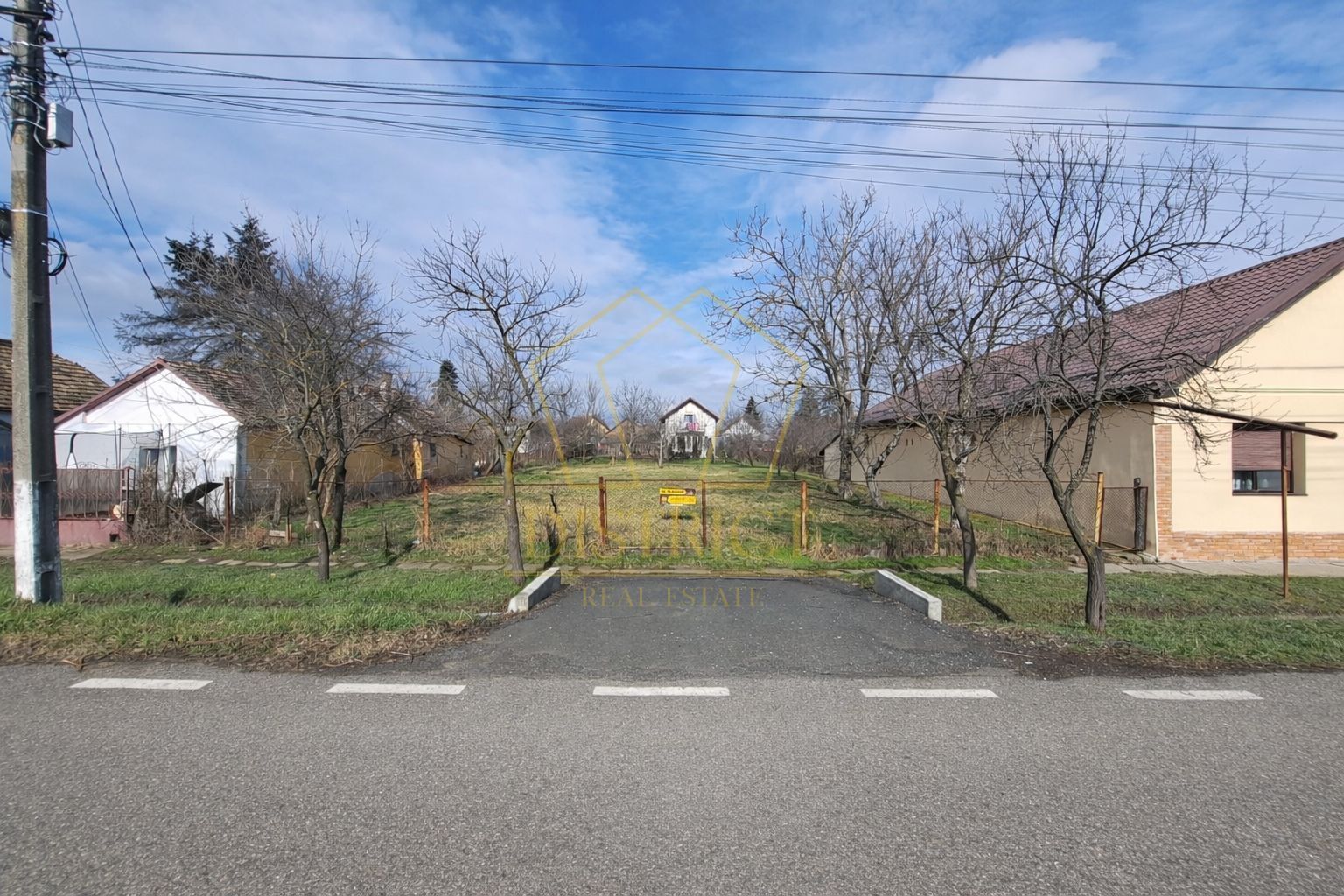 Teren imprejmuit pretabil pentru casa in vatra satului | Giarmata - Poză 2