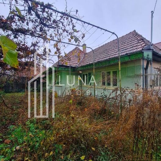 Casă cu teren de 1.000 m² – utilități complete, ideală pentru renovare - Poză 1