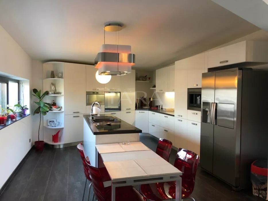 Vila deosebită cu 6 camere, piscină și grădină amenajată – Florești. - Poză 1