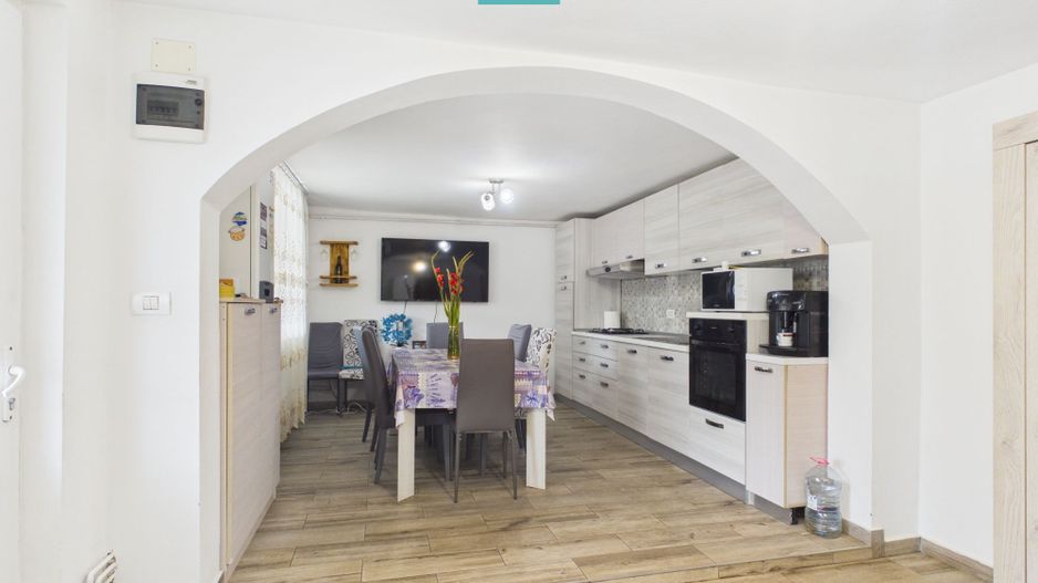 Casă solidă în Curtici cu teren de 1166 mp - Poză 1