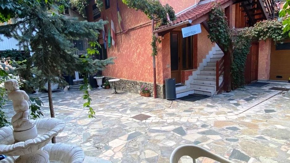 Pensiune cu 18 camere in centrul Brasovului - Poză 1