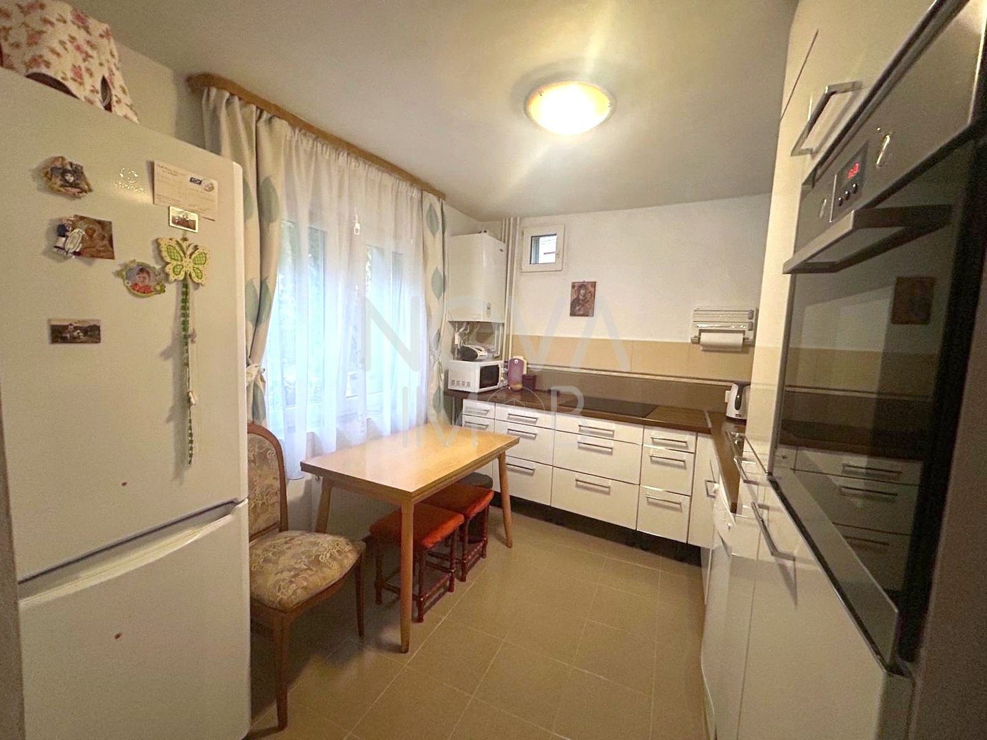 Casa de vanzare 200 mp cu spatiu comercial la parter, strada Lunga - Poză 4