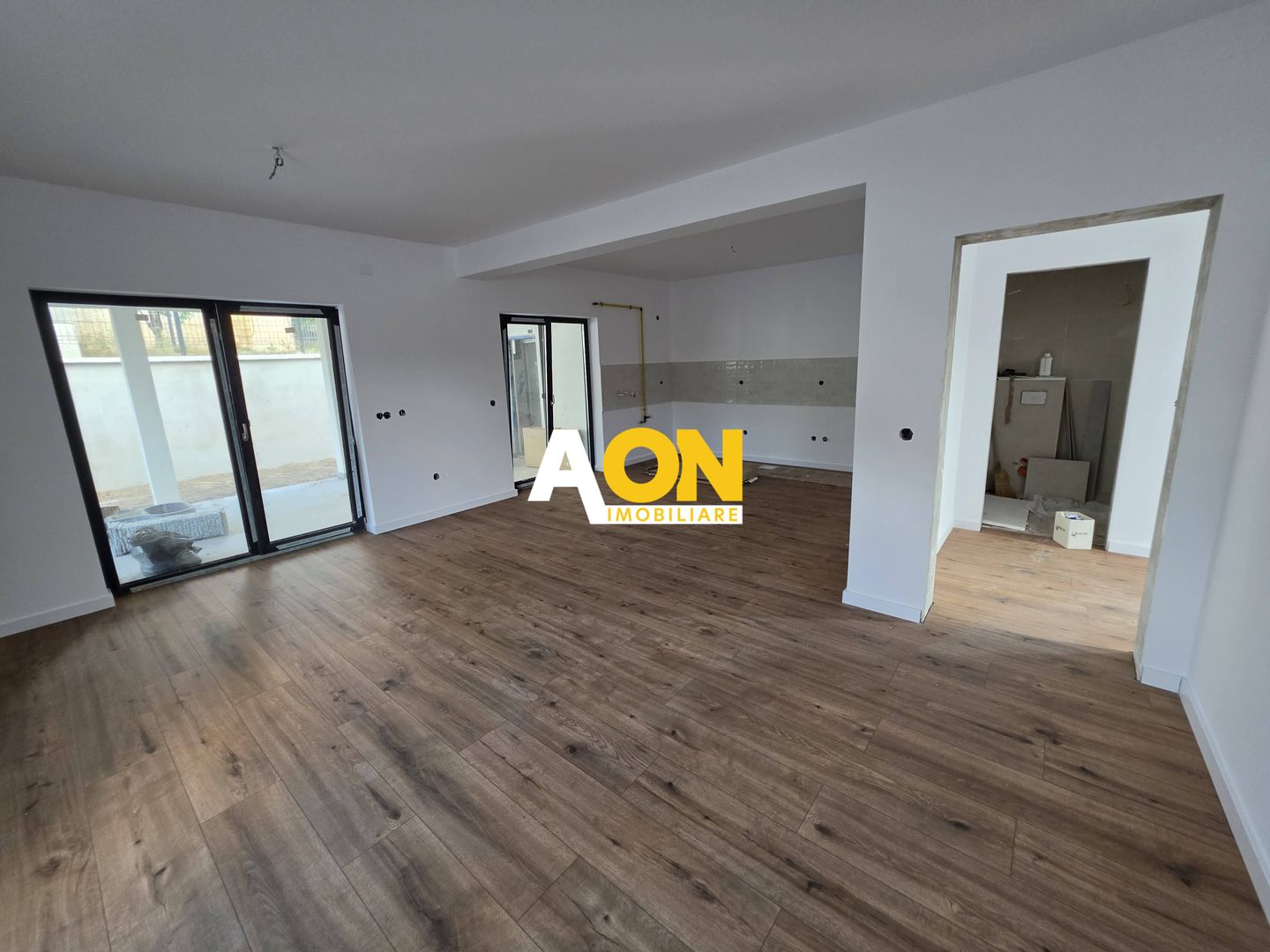 Duplex modern, 4 camere, curte 315 mp, predare mobilata,zonă liniștită - Poză 2