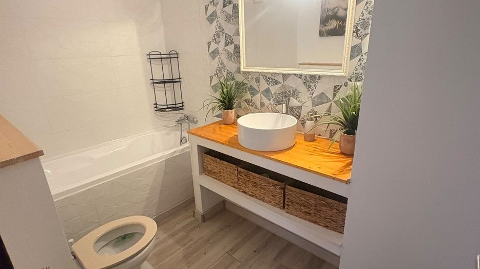 De inchiriat apartament cu 2 camere, bloc Privilege, etaj 1/12, 700 euro - Poză 1
