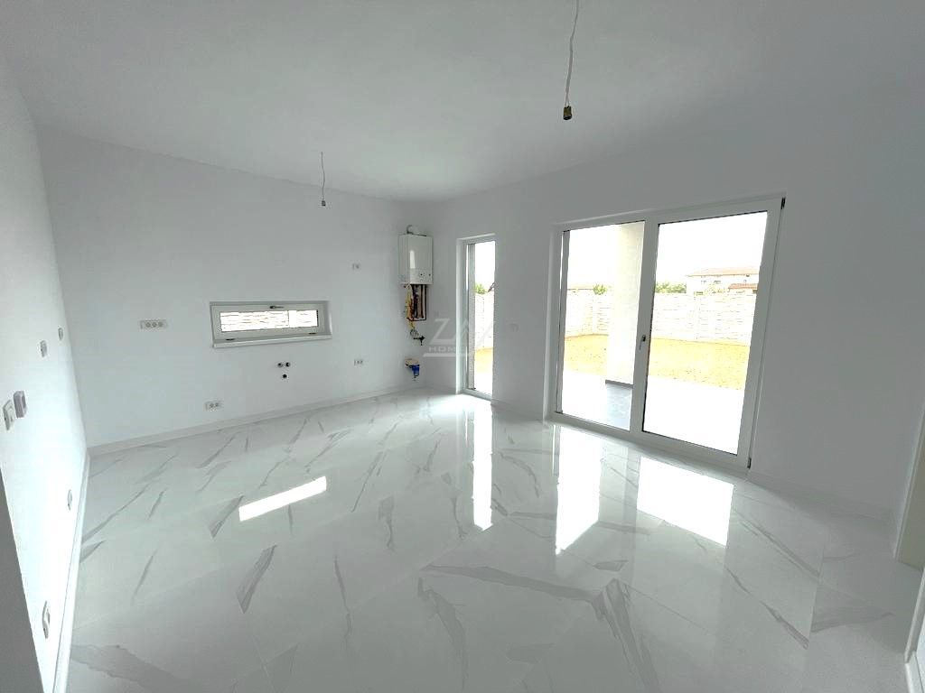 COMISION 0! Duplex finalizat cu 5 camere si 3 bai. Panouri fotovoltaice. - Poză 2