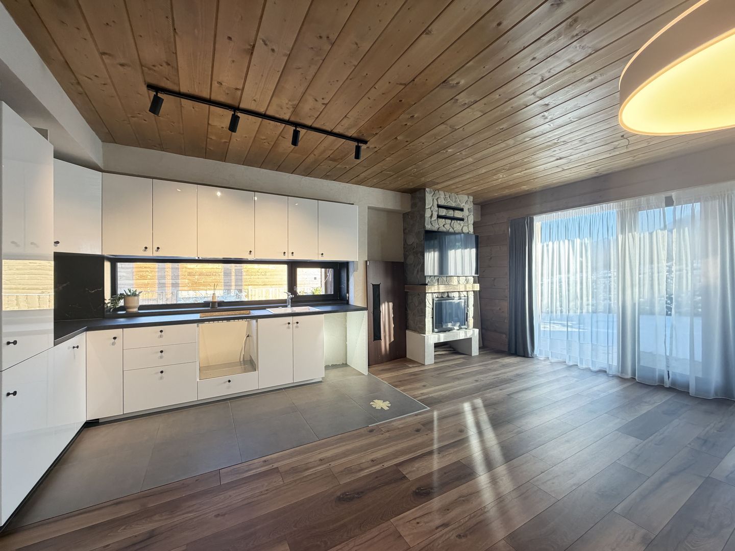 Casă de vacanță modernă într-un cadru natural deosebit – Râșnov - Poză 4