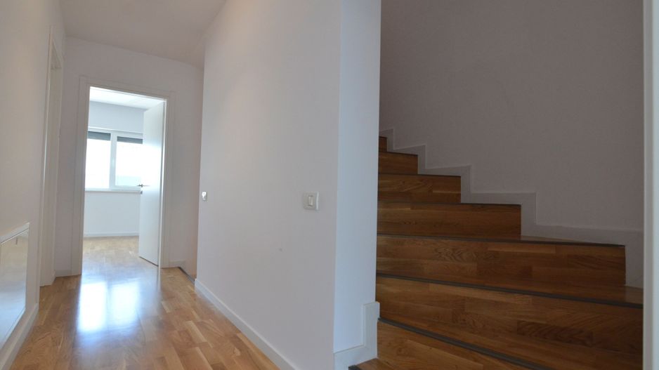 Inchiriem casa insiruita 5 camere partial mobilata - Poză 19