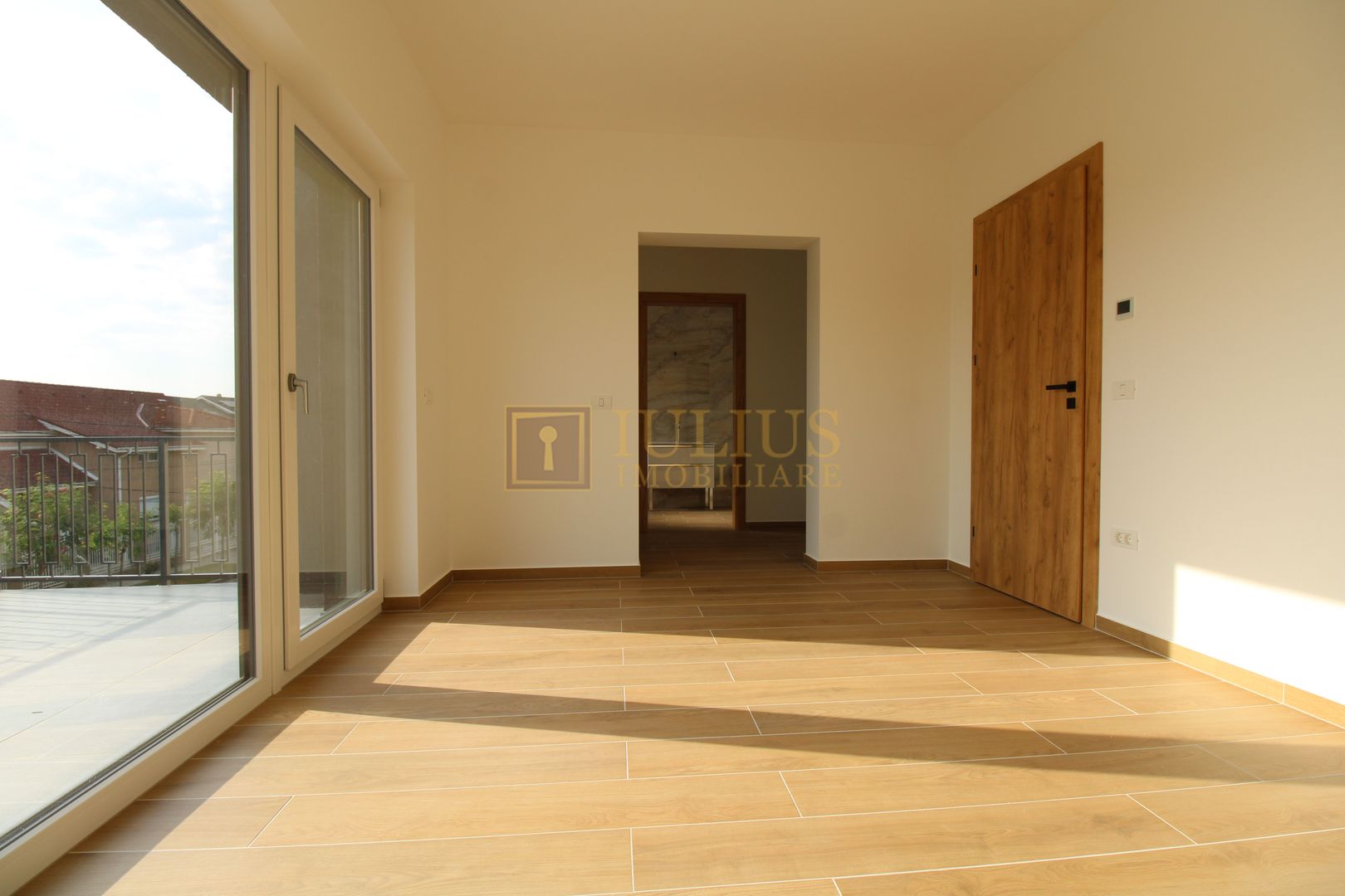 Casa zona Lunei, 5 camere + 3 bai, centrala proprie, rezidential sau birouri ! - Poză 23