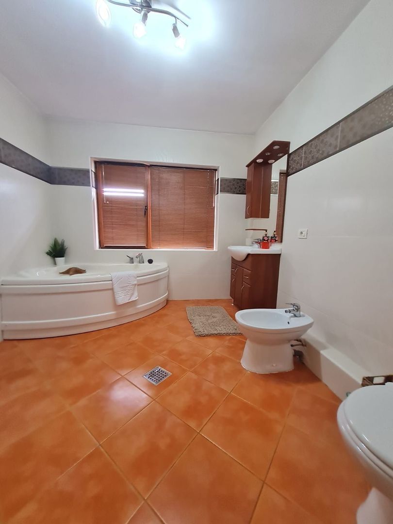 Vila spațioasă și recent renovată în Ghiroda! - Poză 27