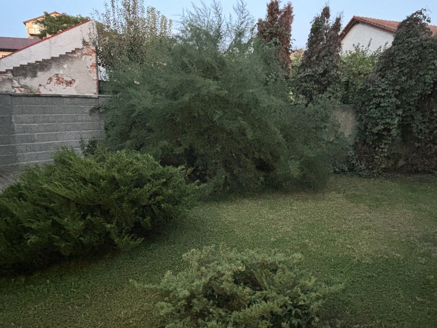 Vila spatioasa ideala pentru diferite activitati sau ptr.locuit -NEMOBILATA - Poză 2