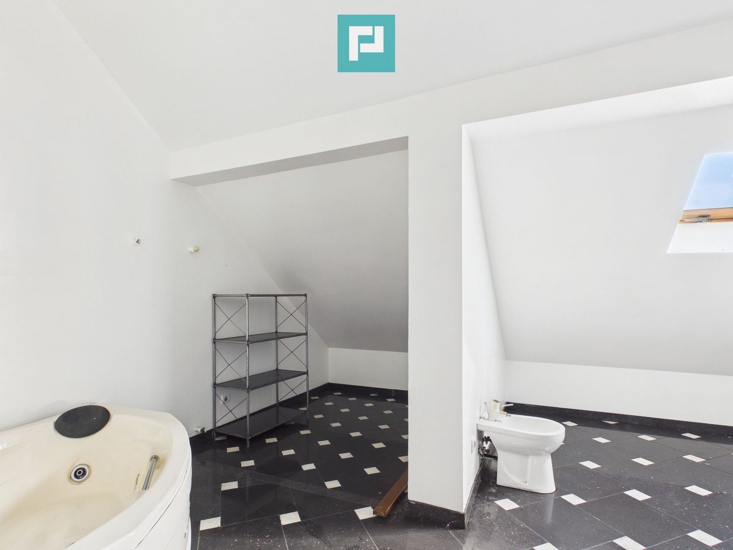 Casă cu 8 camere pentru investiții în Maciova CS - Poză 17