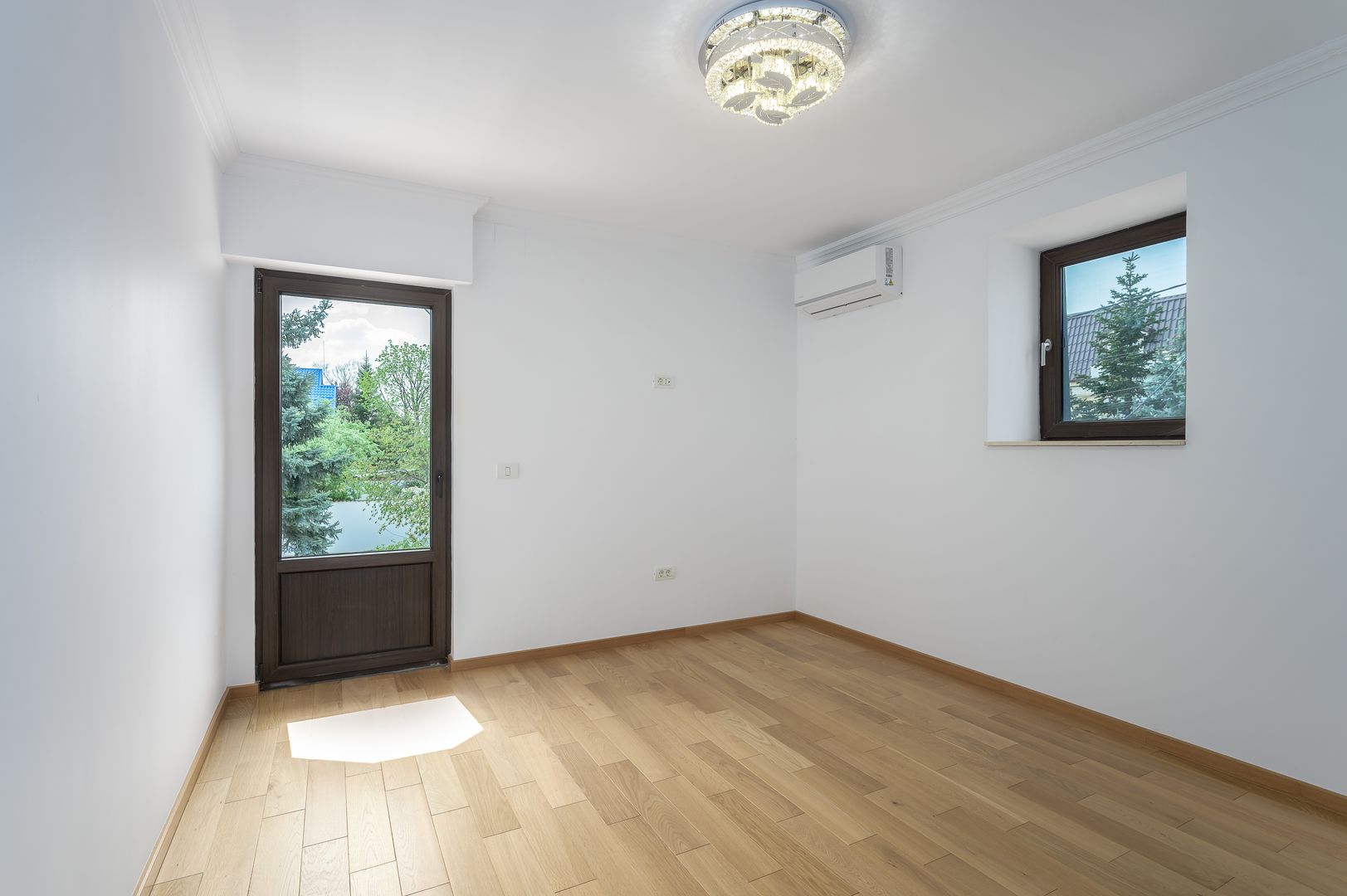 Vilă de inchiriat renovata recent, 1000 mp teren,  terasa de vara - Poză 20