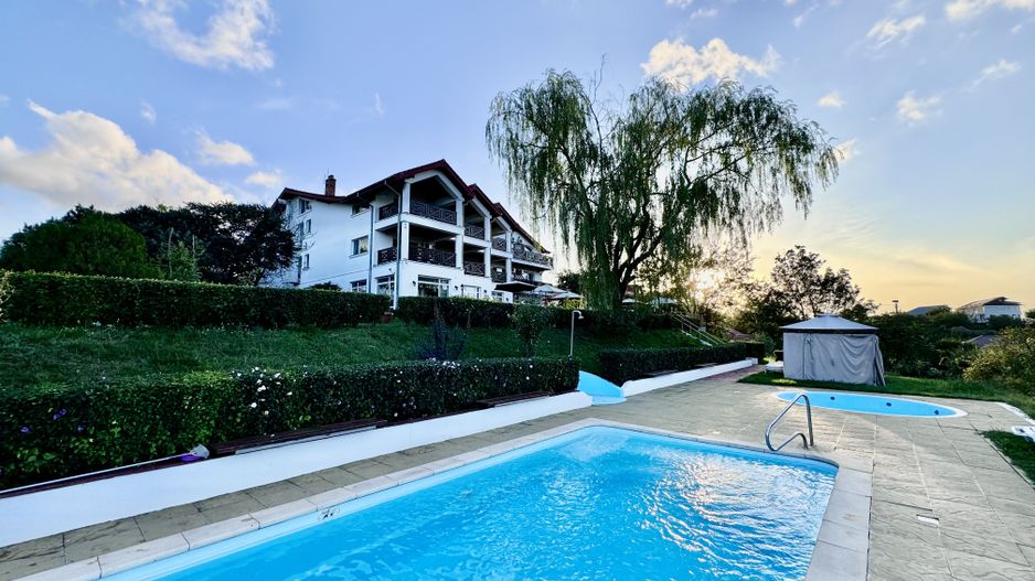 Hotel 20 camere Delta Dunarii 100 m deschidere teren 12000 mp acces auto - Poză 1