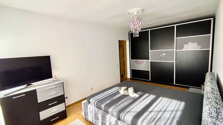 Vila P+1+M, curte proprie, metrou Apărătorii Patriei - Poză 5