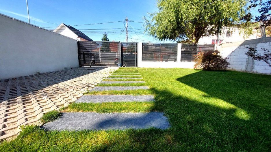 O casa simpla alba dar totusi sofisticata zona Pipera - Poză 1