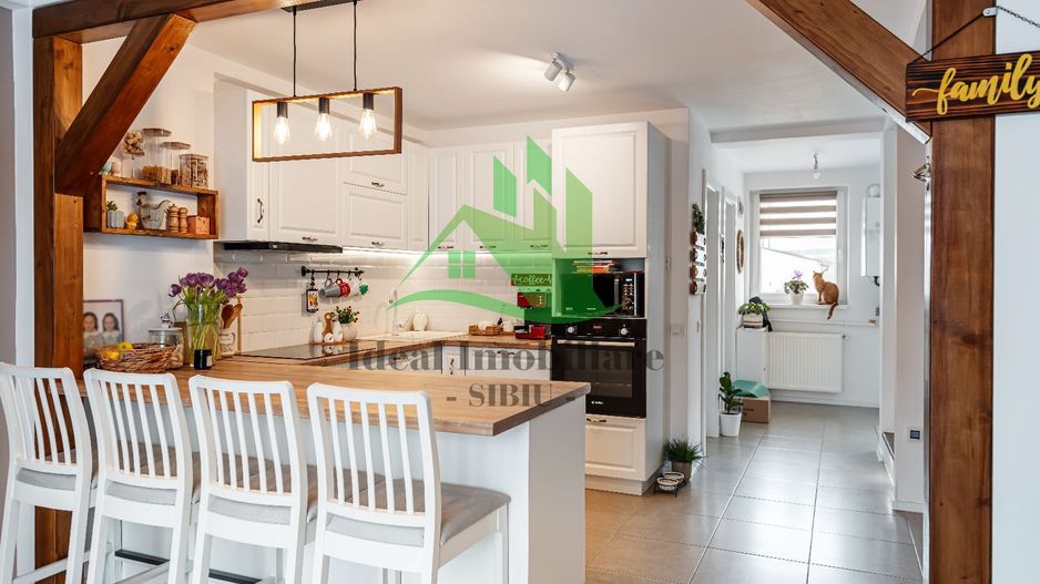 Casa Triplex cu 3 camere, Mobilat-Utilat, in Selimbar - Poză 1