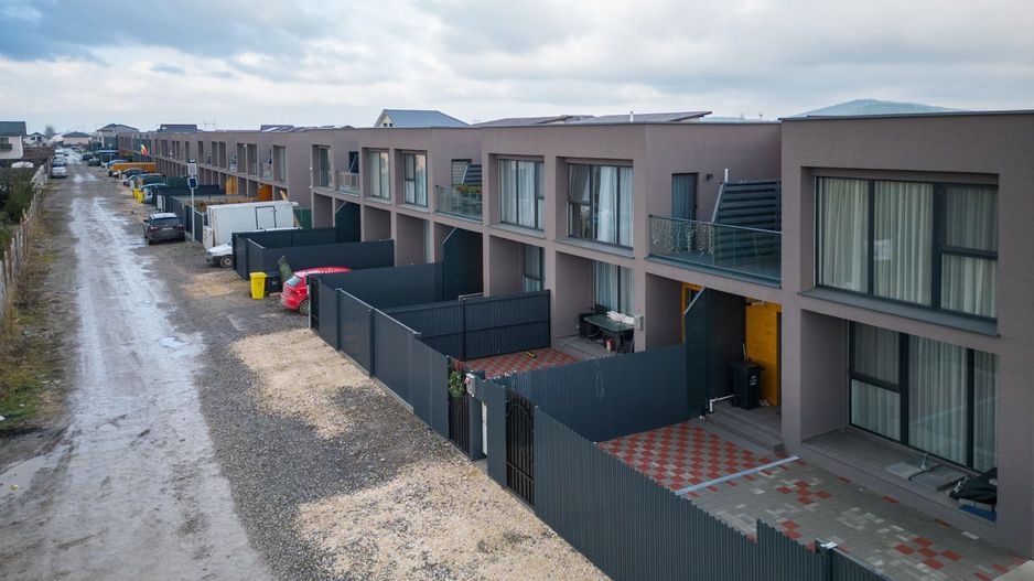 Casă înșiruită de vânzare în Sânpetru | Mobilată și utilată premium - Poză 25