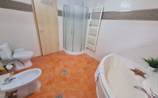 Vila spațioasă și recent renovată în Ghiroda! - Poză 18