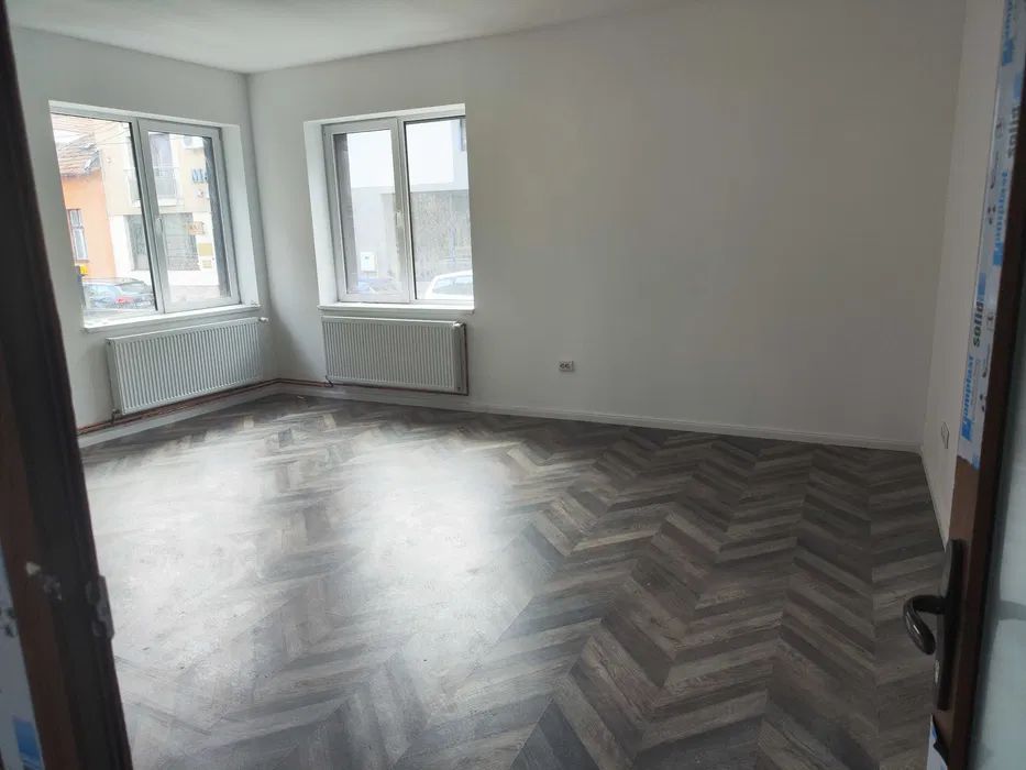 Casa Indiviuala Cu Locuri de Parcare  si Gradina Zona Centrala - Poză 2