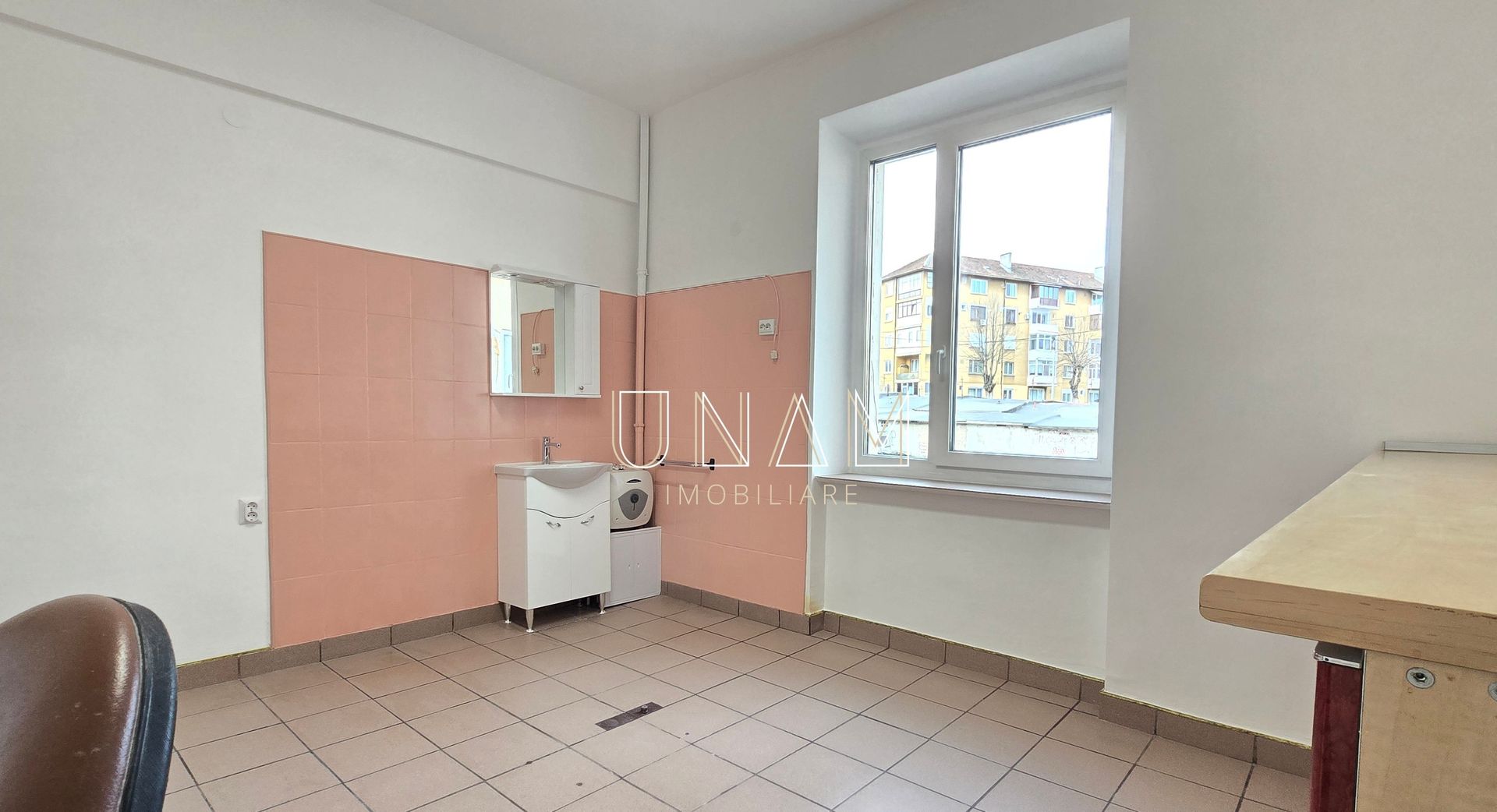 Birou renovat | Blocul 800 | ideal cabinet sau servicii - Poză 2