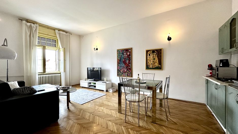 Apartament cu 2 camere,  clasic si boem, cu vedere in Piață Victoriei - Poză 2