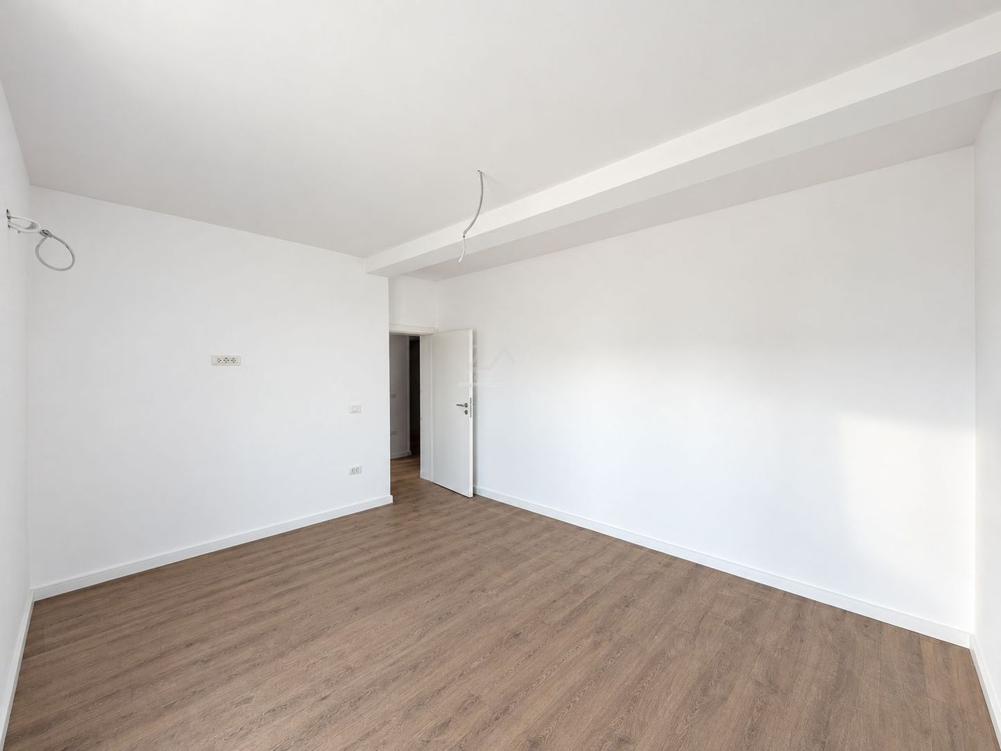 Apartament nou cu bucatarie inchisa. Clima. Langa magazin si transport in comun. - Poză 3