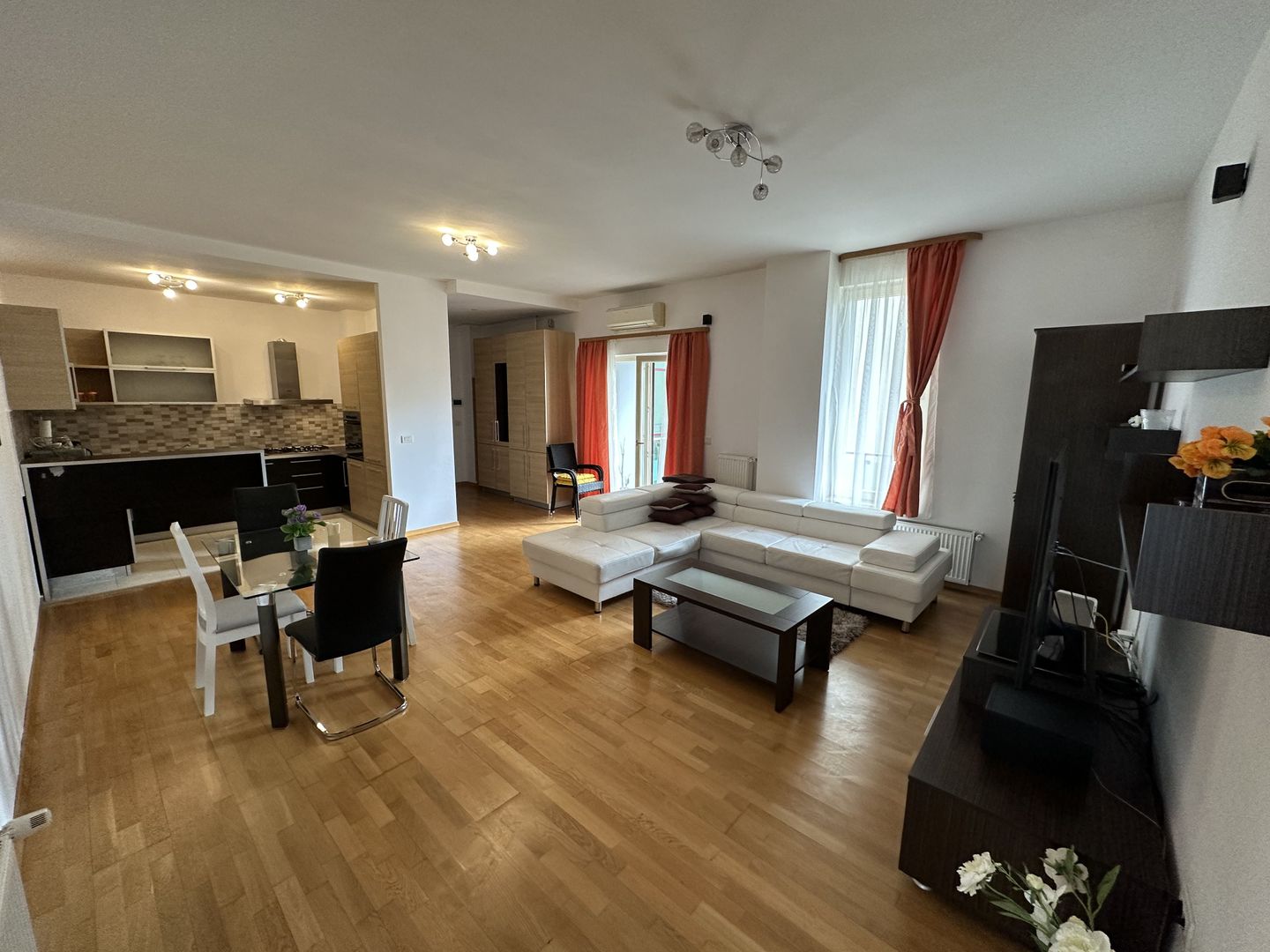 Apartament cu 3 camere - Poză 1