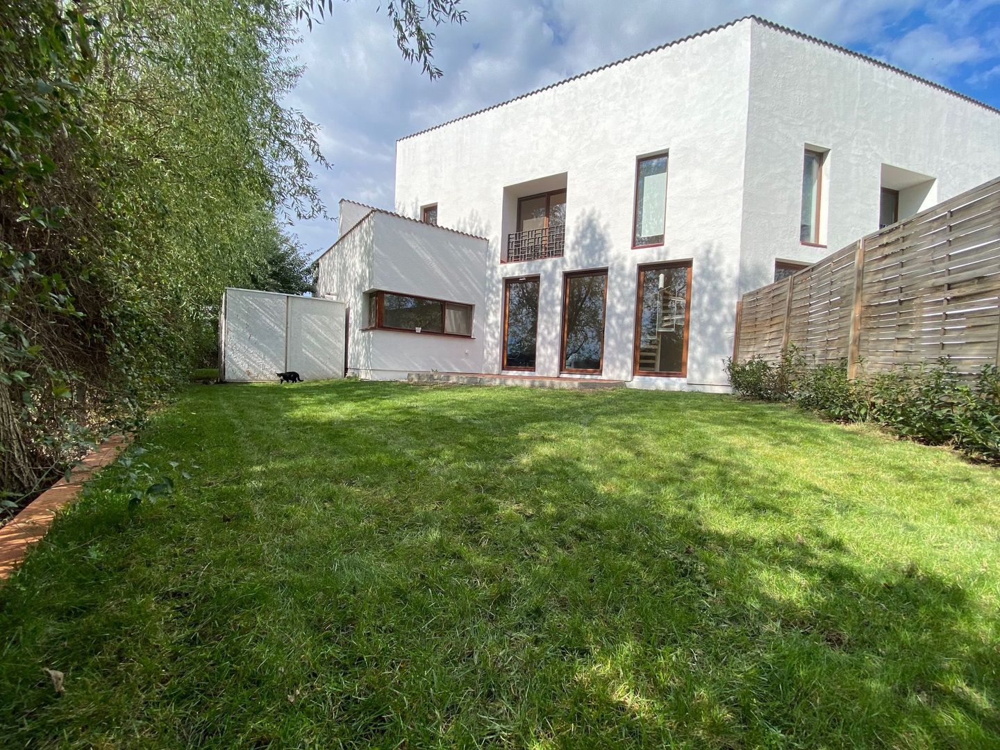 Apartament deosebit cu curte proprie si 2 locuri de parcare - Poză 1