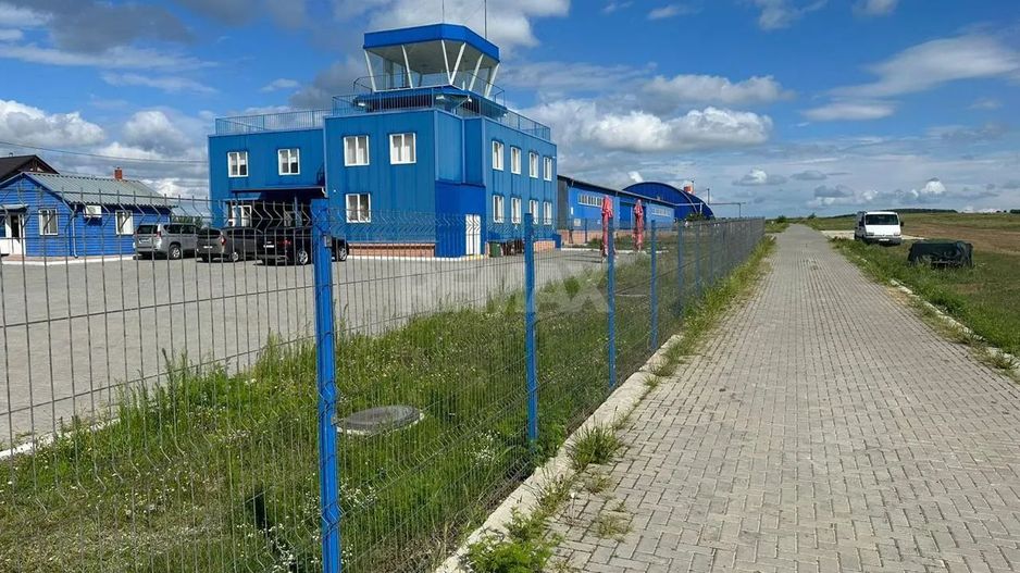 Aerodromul Horesti 24 ha teren + 1400 m2 hangare și 550 m2 cladire administrativa - Poză 1