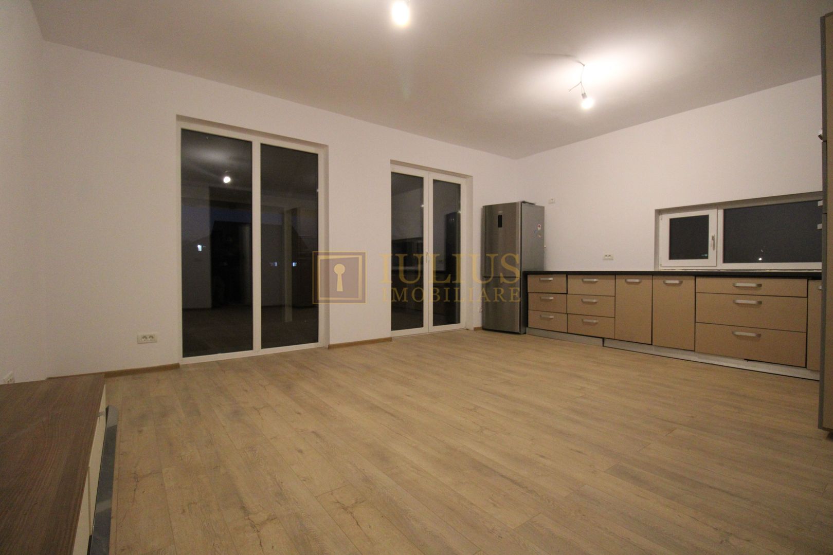 1/2 duplex spatios , spatiu verde generos, locuri de parcare-Mosnita - Poză 4