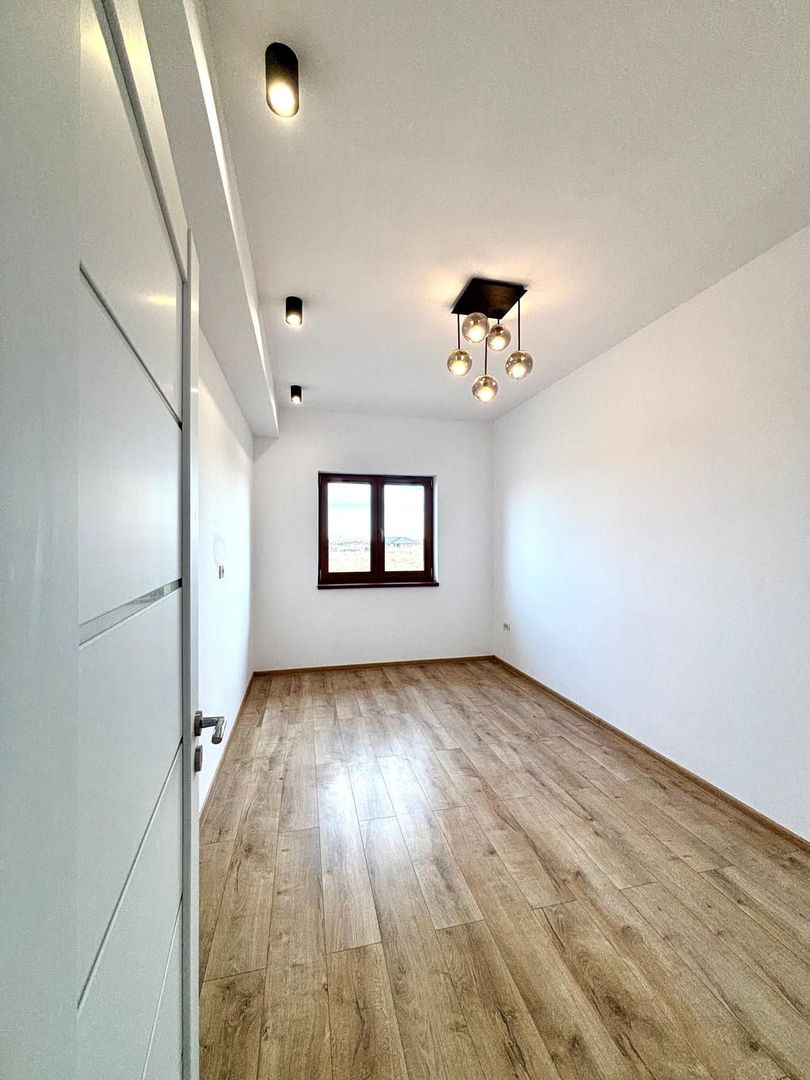 Duplex  cu 4 camere si teren generos , Sacalaz - Poză 16