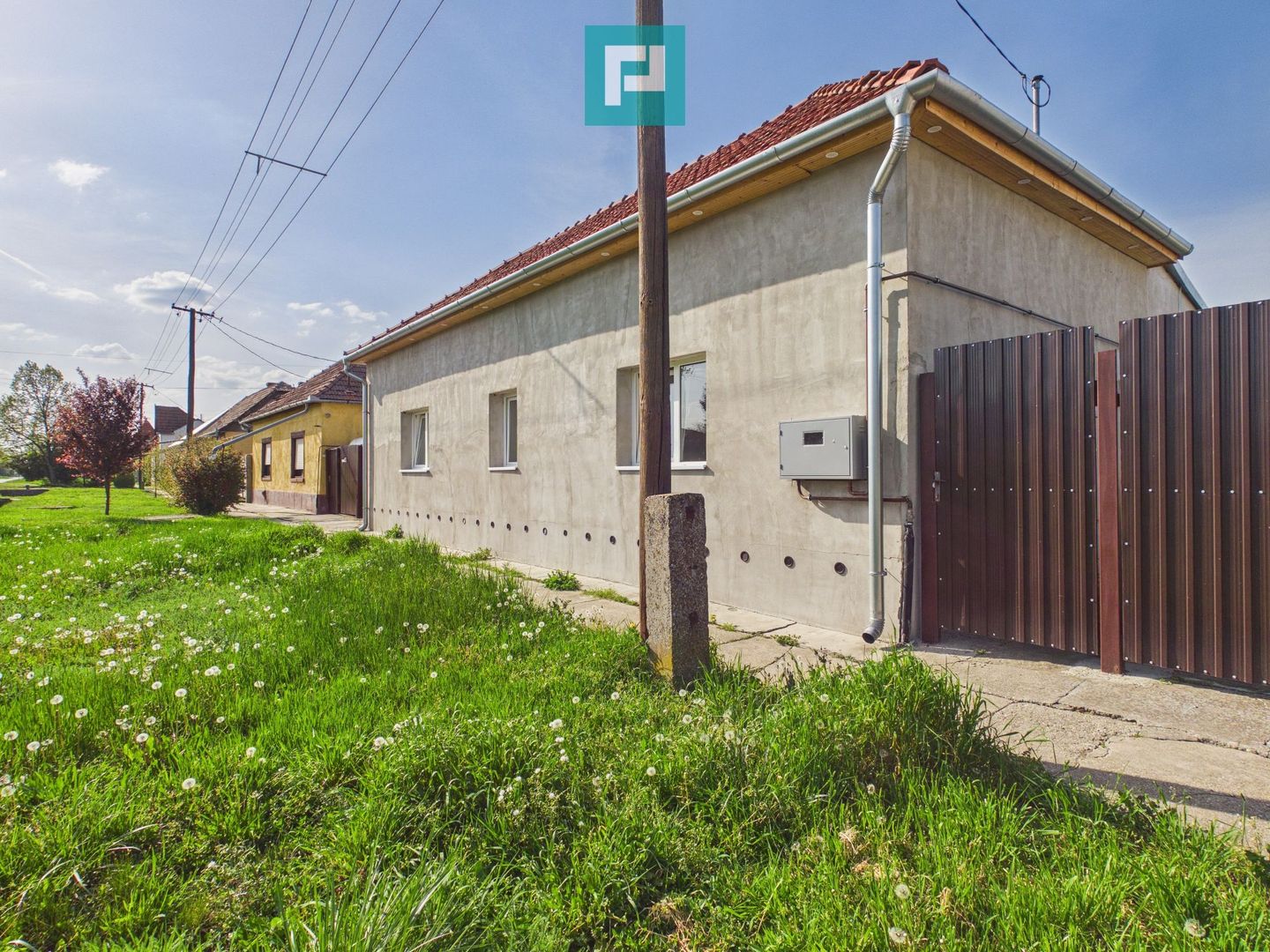 Casă renovată 4 camere si 1452 mp teren în Bătania - Poză 2