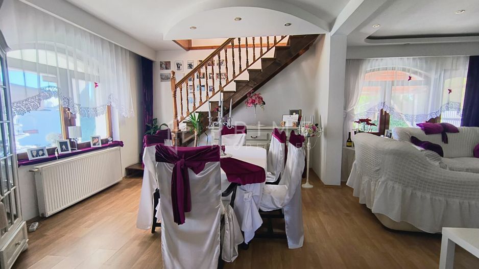 Casa perfectă pentru familie – curte, foișor cu grătar și garaj triplu - Poză 12