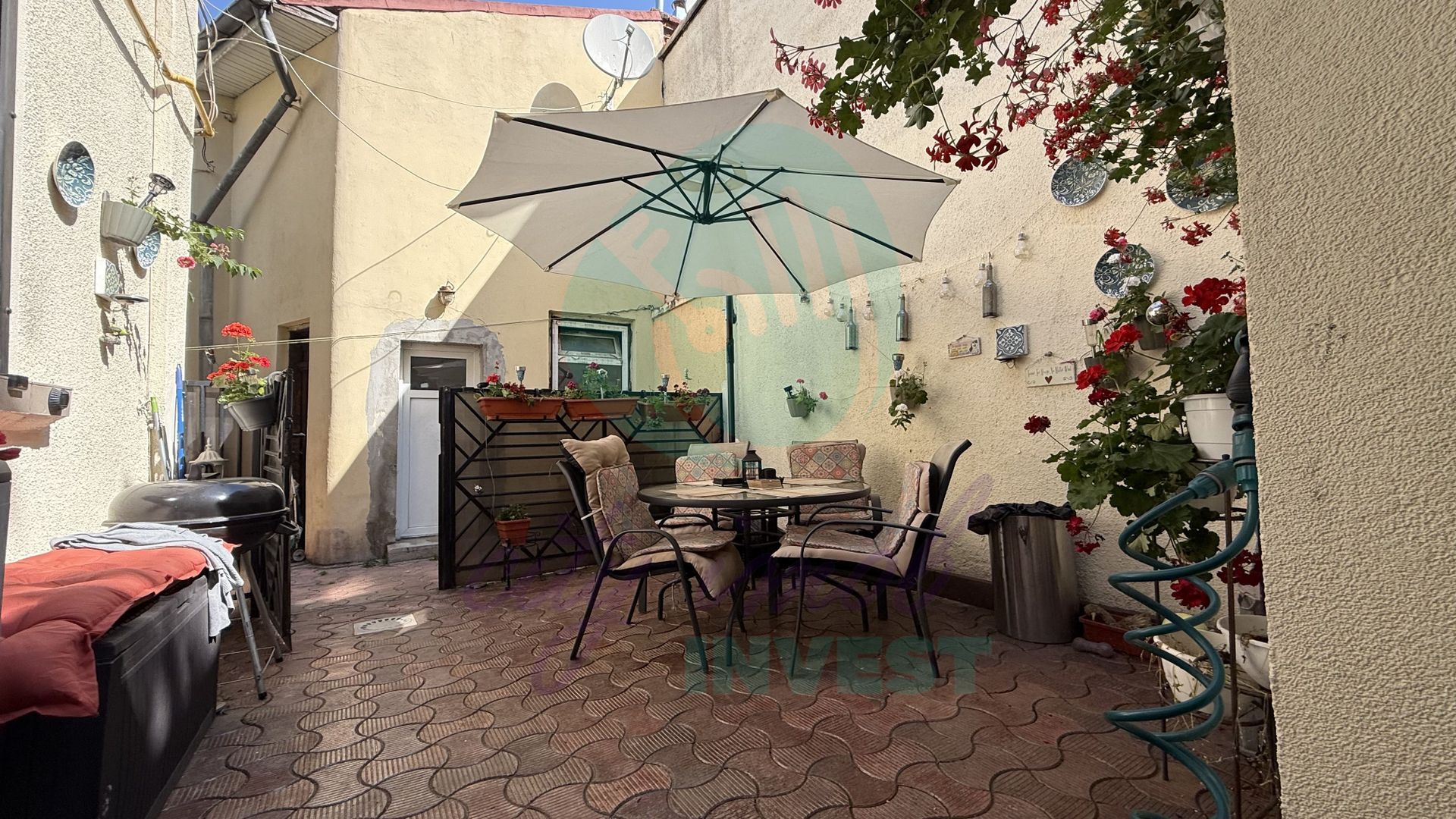 Casa cocheta cu o mica curte - Poză 1