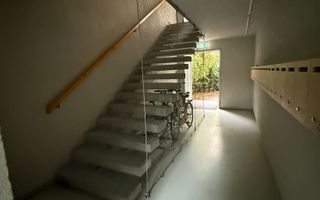 Apartament cu 2 camere, tip duplex, cu design industrial și personalitate - Poză 5