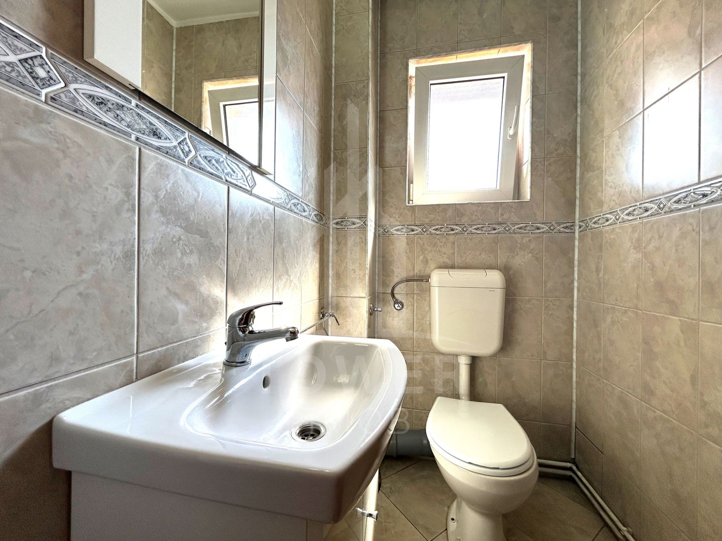 Apartament cu 3 camere, 2 băi și loc de parcare în curte – Turnișor - Poză 9