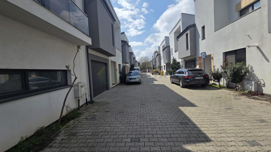 Vilă spațioasă Tunari | Curte mare | Complex închis - Poză 2