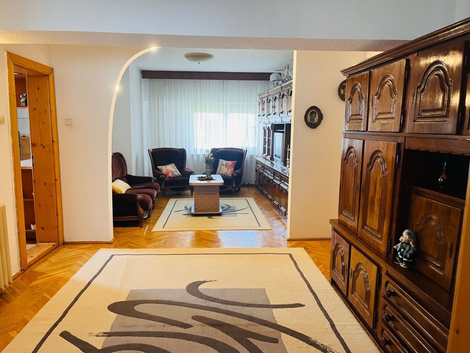 Apartament ultracentral, 3 camere, cu priveliste impresionanta, langa Mercur - Poză 2