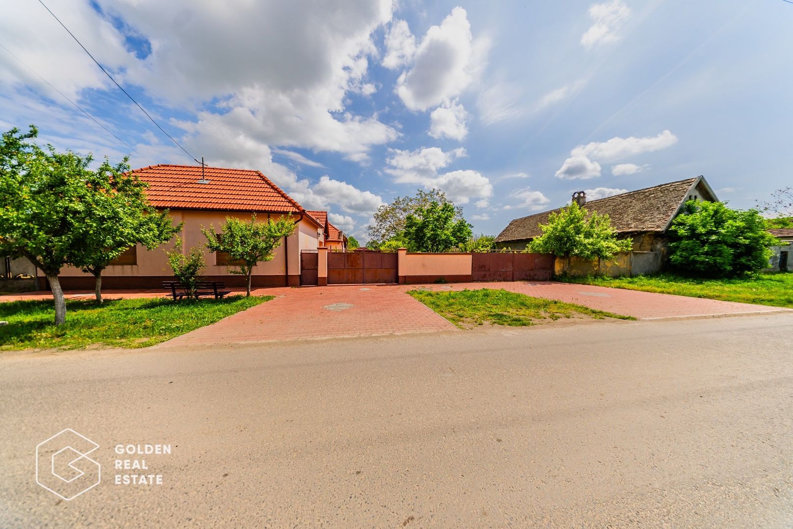 Casa situata in comuna Seitin, la cheie - Poză 1