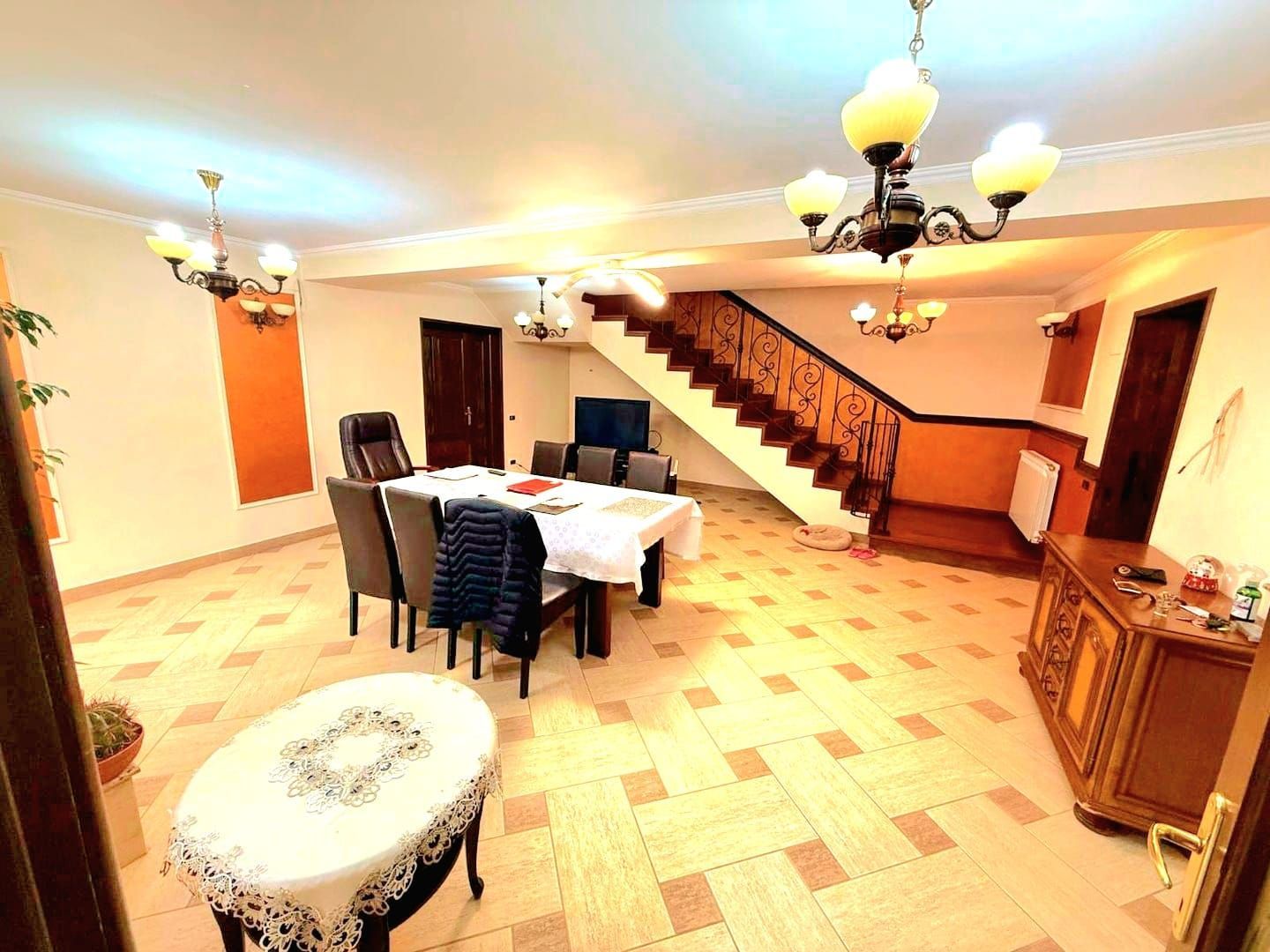 Cauți o casă mare sau spațiu pentru business? Aici le ai pe ambele! - Poză 2