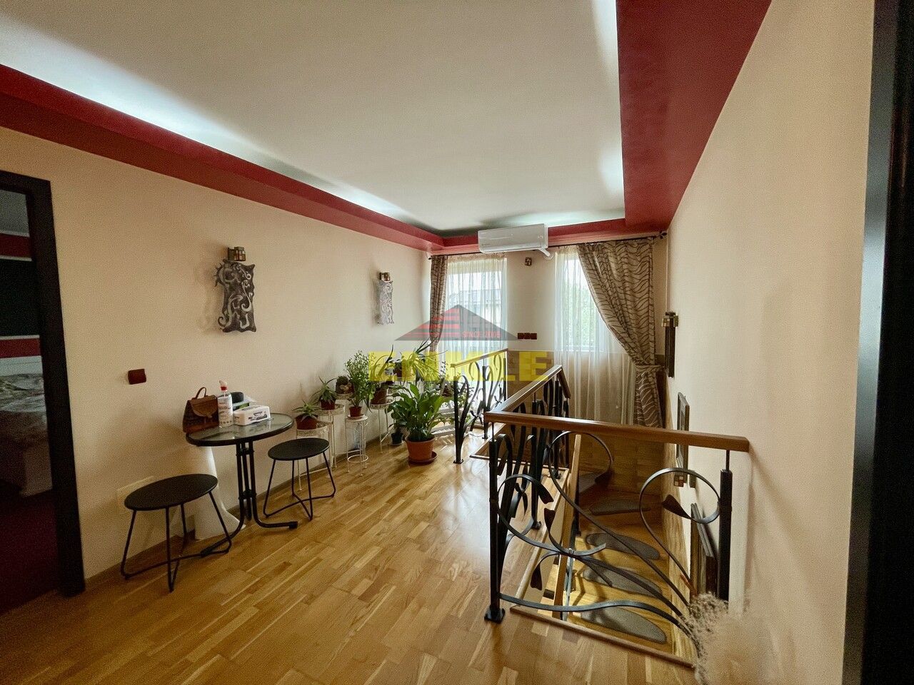 De vânzare casă cu suprafața de 250 mp plus 900 mp teren - Poză 3