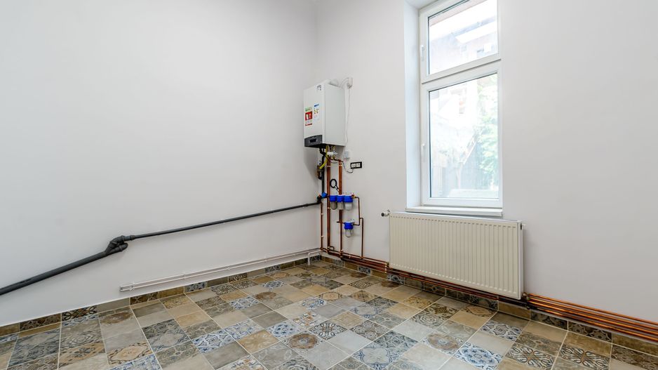 Apartament ULTRACENTRAL cu 3 camere, la cheie, renovat recent - Poză 10