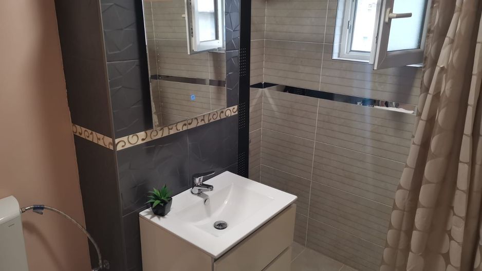 Apartament+spatiu comercial - Poză 2