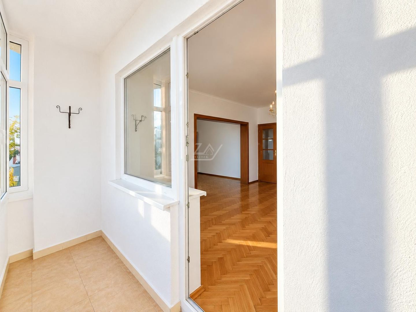 Bloc tip asociatie - zona Kiriac. 4 camere, 3 balcoane. Garaj si boxa. - Poză 6