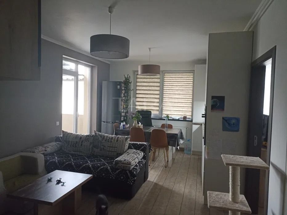 Apartament cu 3 camere de vanzare in Floresti - Poză 1