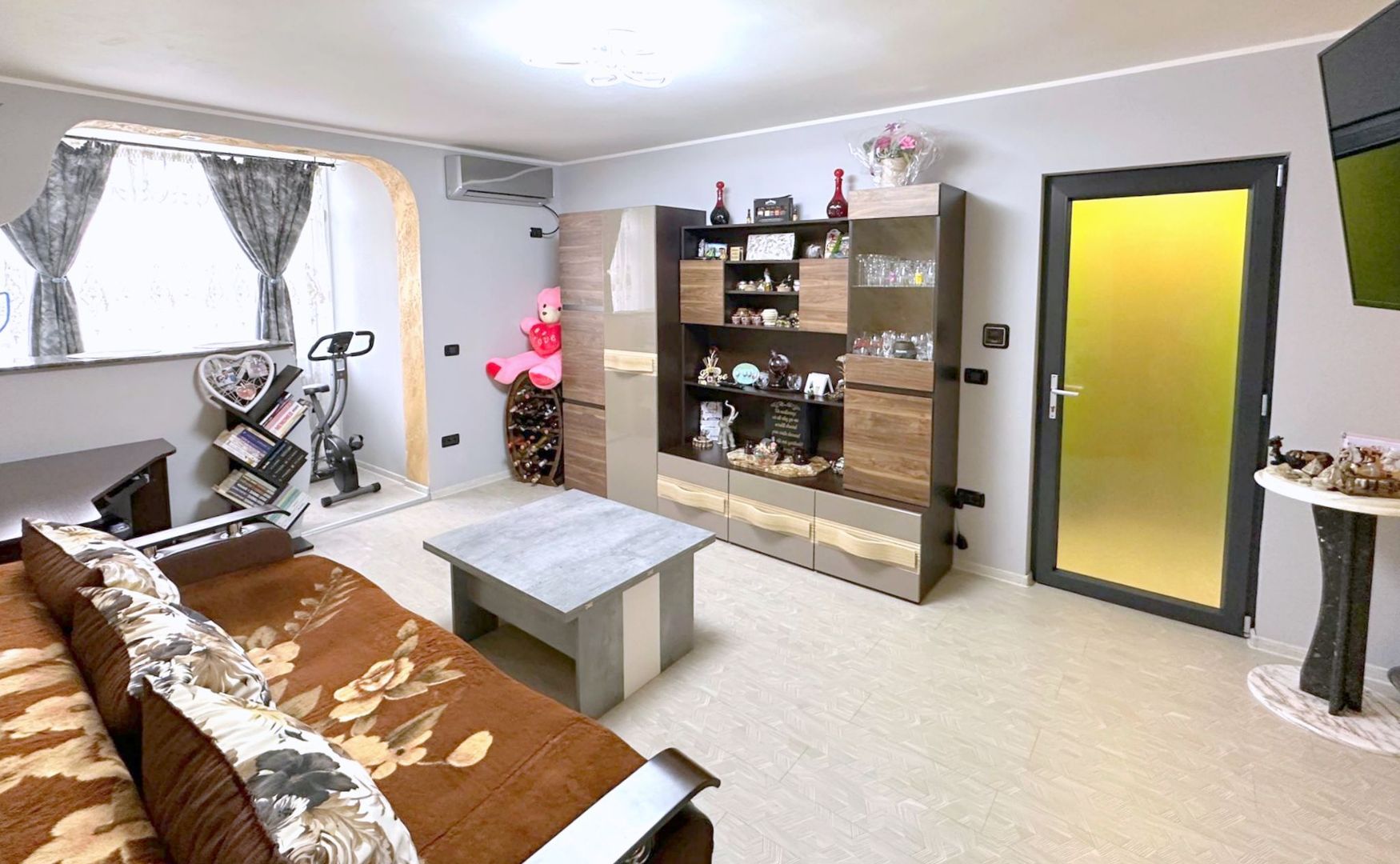 Vanzare - 2 camere, zona Neacsu, Micro 19 - Poză 1