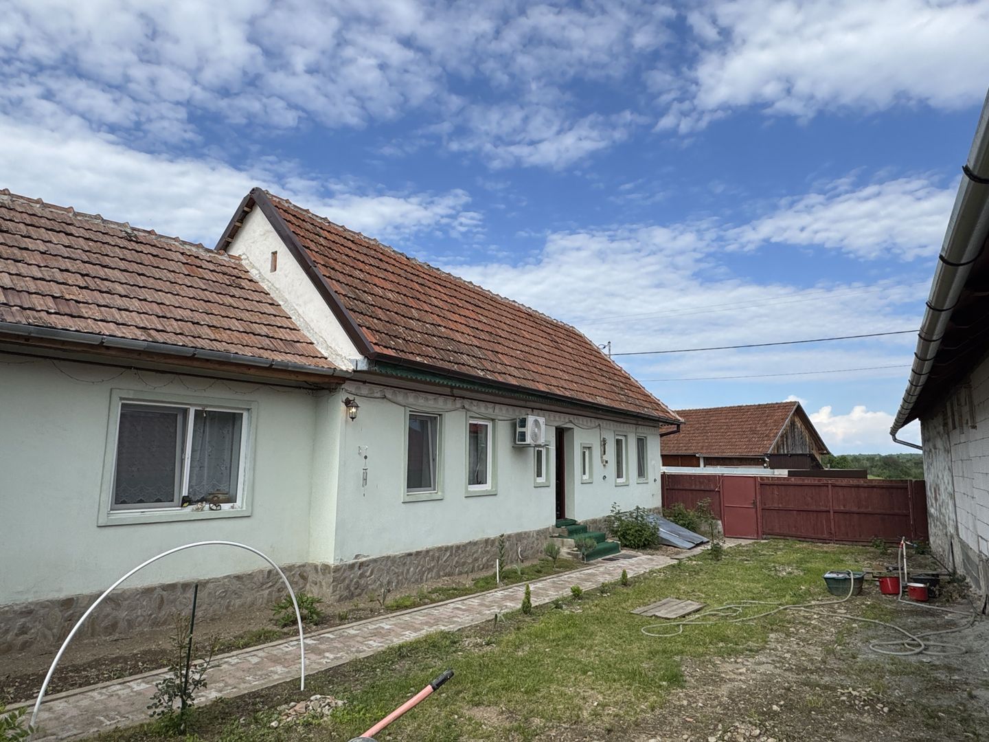 Casa individuala in Arpasu de Sus, teren mare, partial renovata - Poză 1